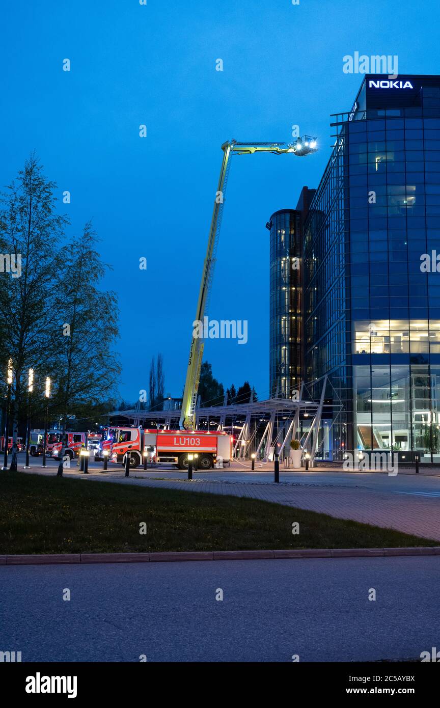 Espoo / Finnland - 15. MAI 2020: Der Feuerwehr- und Rettungsdienst reagierte auf einen Anruf bei der Nokia-Zentrale in Espoo. Das Feuer begann am 8 Stockfoto