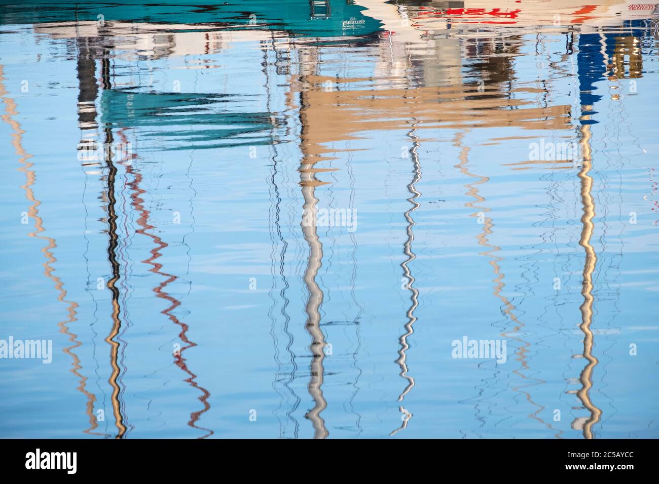 Spiegelungen von Bootsmasten im Scarborough Harbour Stockfoto