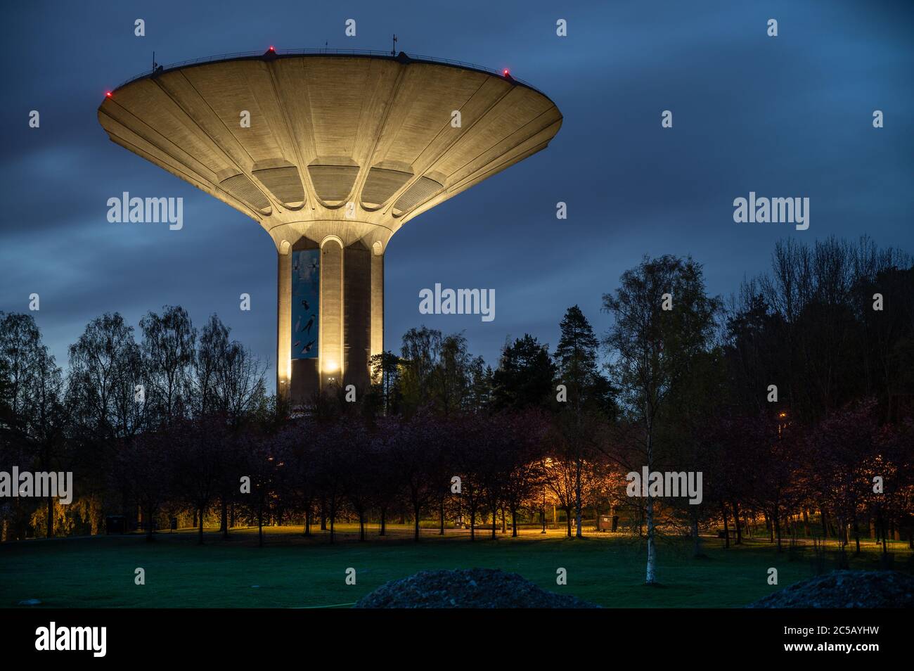 Helsinki / Finnland - 19. MAI 2020: Der große, pilzförmige Wasserturm in Roihuvuori wird von der Helsinki Region Environmental Services Authority HSY betrieben Stockfoto