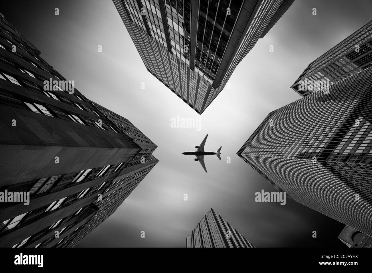 Flugzeuge fliegen über New York mit Langzeitbelichtung Himmel. Himmel ersetzt. Stockfoto