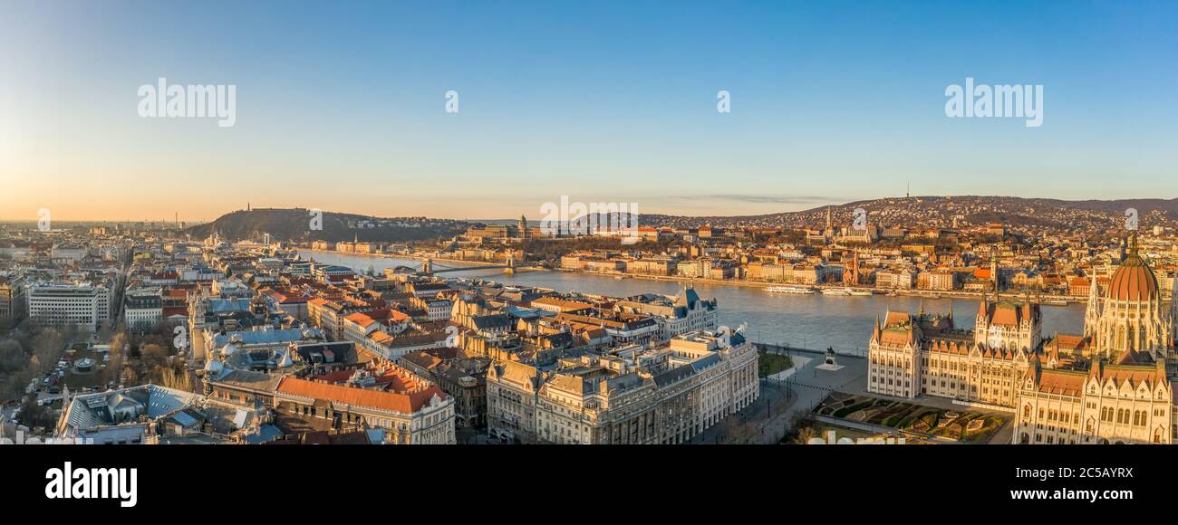 Panorama-Drohne Aufnahme der Donau mit Buda Schloss und Ungarisches Parlament in Budapest Stockfoto