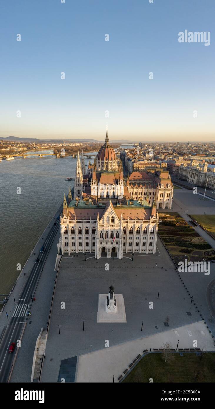 Luftdrohne Aufnahme der Südseite Fassade des ungarischen Parlaments während Budapest Sonnenaufgang Stockfoto