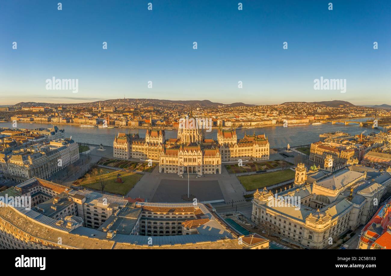 Luftdrohne Aufnahme der Ostseite Fassade des ungarischen Parlaments Kossuth Platz während Budapest Sonnenaufgang Stockfoto