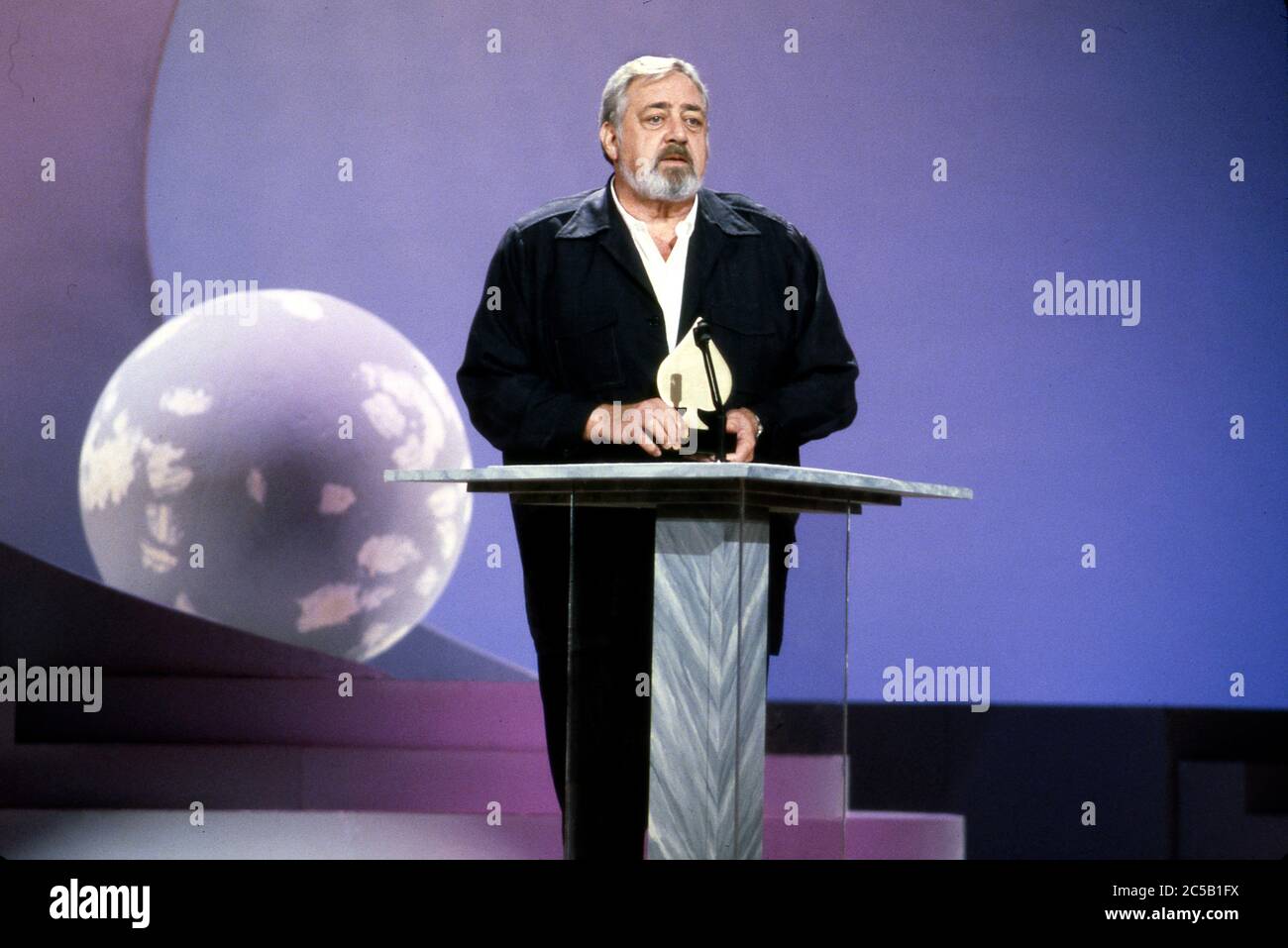 Schauspieler Raymond Burr, bekannt für seine Darstellung von Perry Mason in einer langen Fernsehserie bei einer Ace Preisverleihung um 1987 Stockfoto