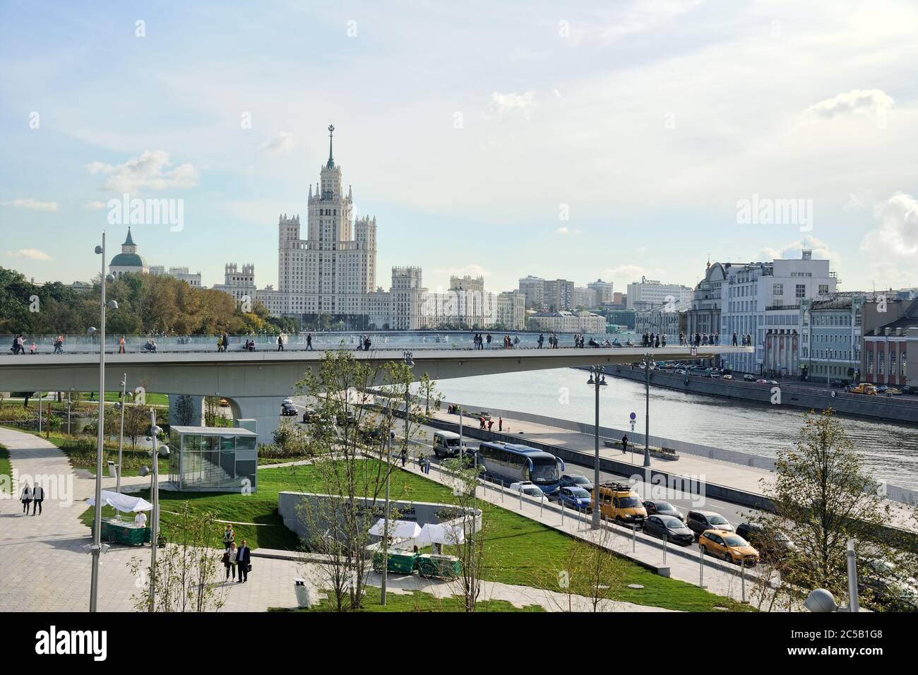 Schwebende Brücke und Kotelnicheskaya Embankment Building aus dem Park Zaryadye Stockfoto