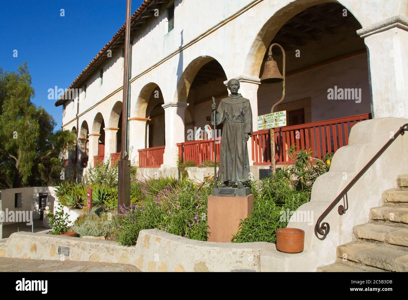 Pater Junipero Serra Statue, Old Mission Santa Barbara, Santa Barbara, Kalifornien, USA Stockfoto