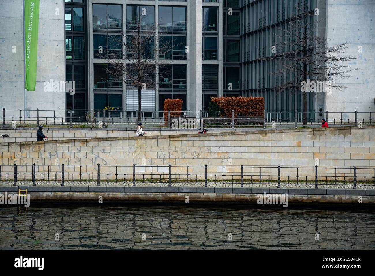 Menschen, die Elektromopeds neben dem Marie-Elisabeth-Lüders-Haus-Regierungsgebäude benutzen. Berlin, Deutschland. Stockfoto