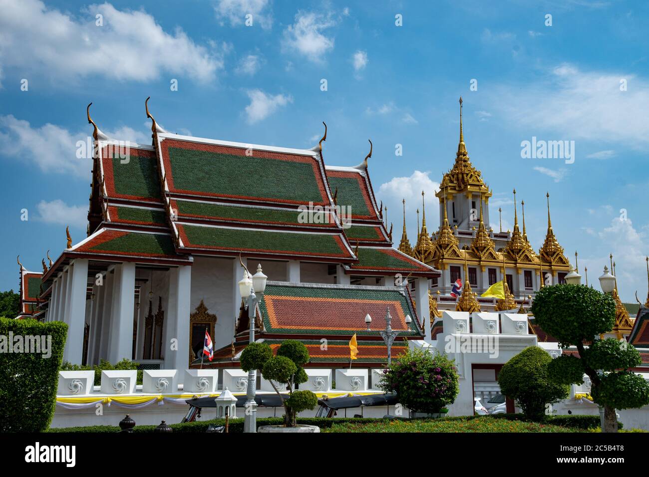 Loha Prasat Wat Ratchanatdaram an einem schönen sonnigen Tag. Bangkok, Thailand. Stockfoto