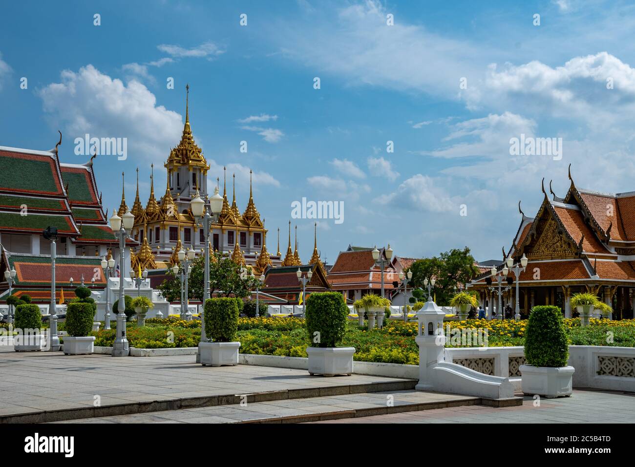 Loha Prasat Wat Ratchanatdaram an einem schönen sonnigen Tag. Bangkok, Thailand. Stockfoto