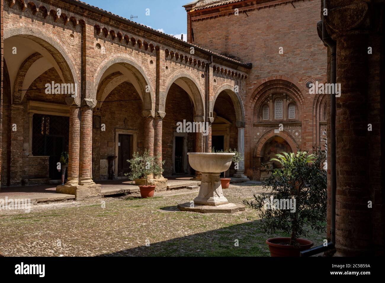 Der Hof des Pilatus in der Anlage der sieben Kirchen des Santo Stefano. Bologna, Italien. Stockfoto