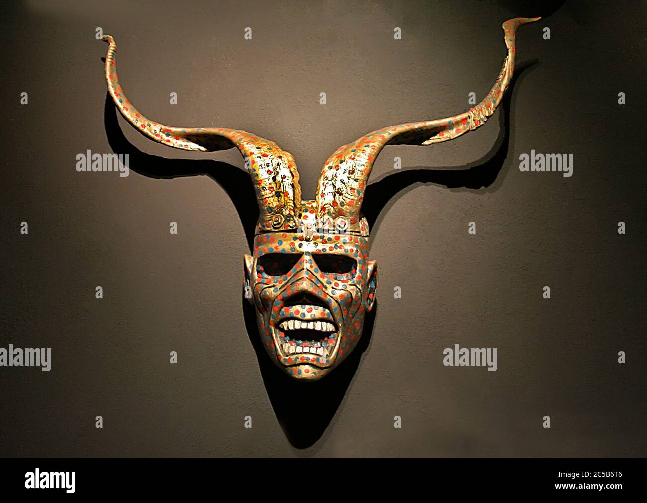 Gehörnte Maske im Anthropologischen Museum, Mexiko-Stadt, Mexiko Stockfoto