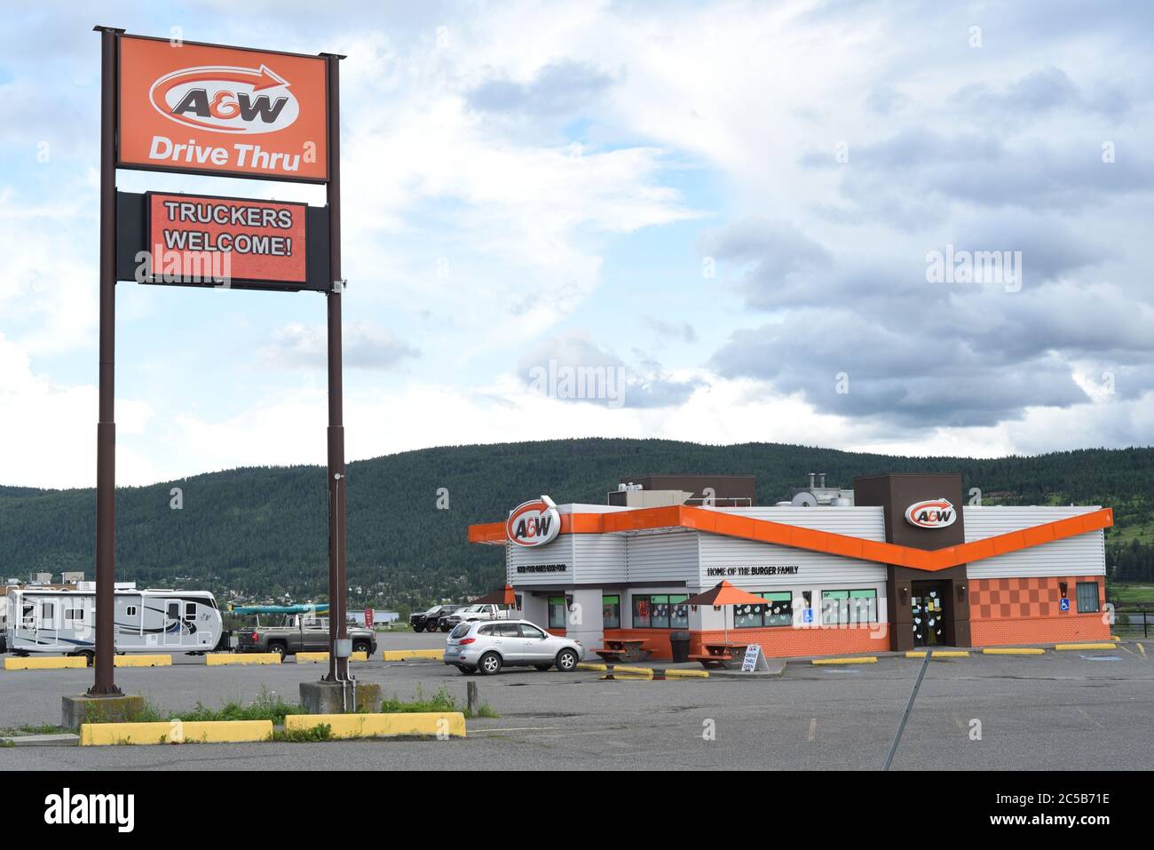 Blick auf ein A&W Fast Food Hamburger Restaurant in Williams Lake, British Columbia, Kanada mit einem Schild vor dem Hotel, das die Trucker willkommen heißt. A&W wird vermerkt Stockfoto