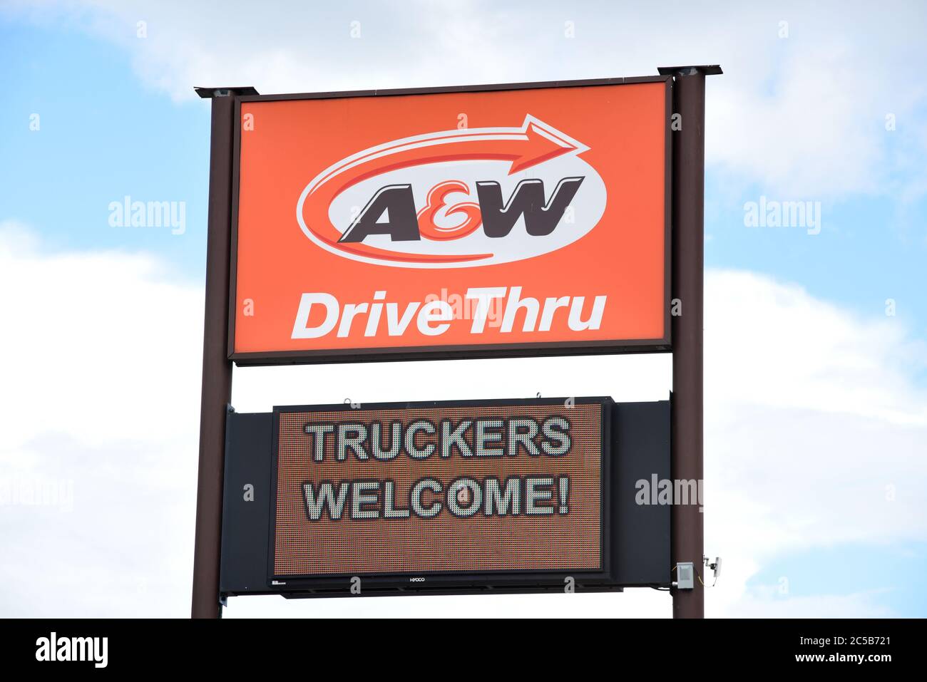 Blick auf ein SCHILD mit einem FAST Food-Hamburger-Restaurant der A&W-Kette in Williams Lake, British Columbia, Kanada, wo die Trucker willkommen sind. A&W ist bekannt für ihre burge Stockfoto