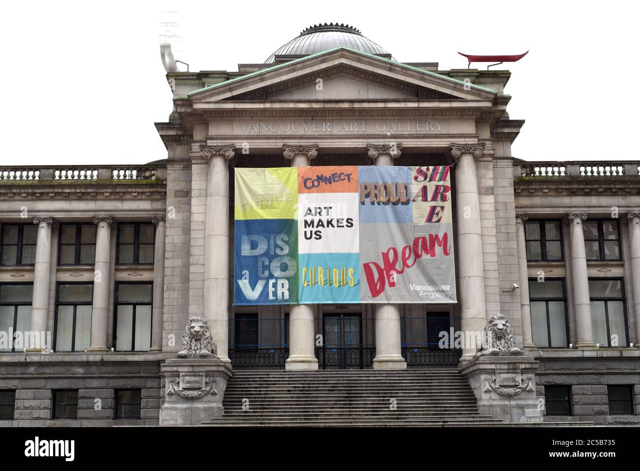 Ein großes Schild hängt über dem hinteren Portikus, zwischen zwei Steinstatuen von Löwen, in der Vancouver Art Gallery Förderung von Kunst und Kreativität in Vancouver, Stockfoto