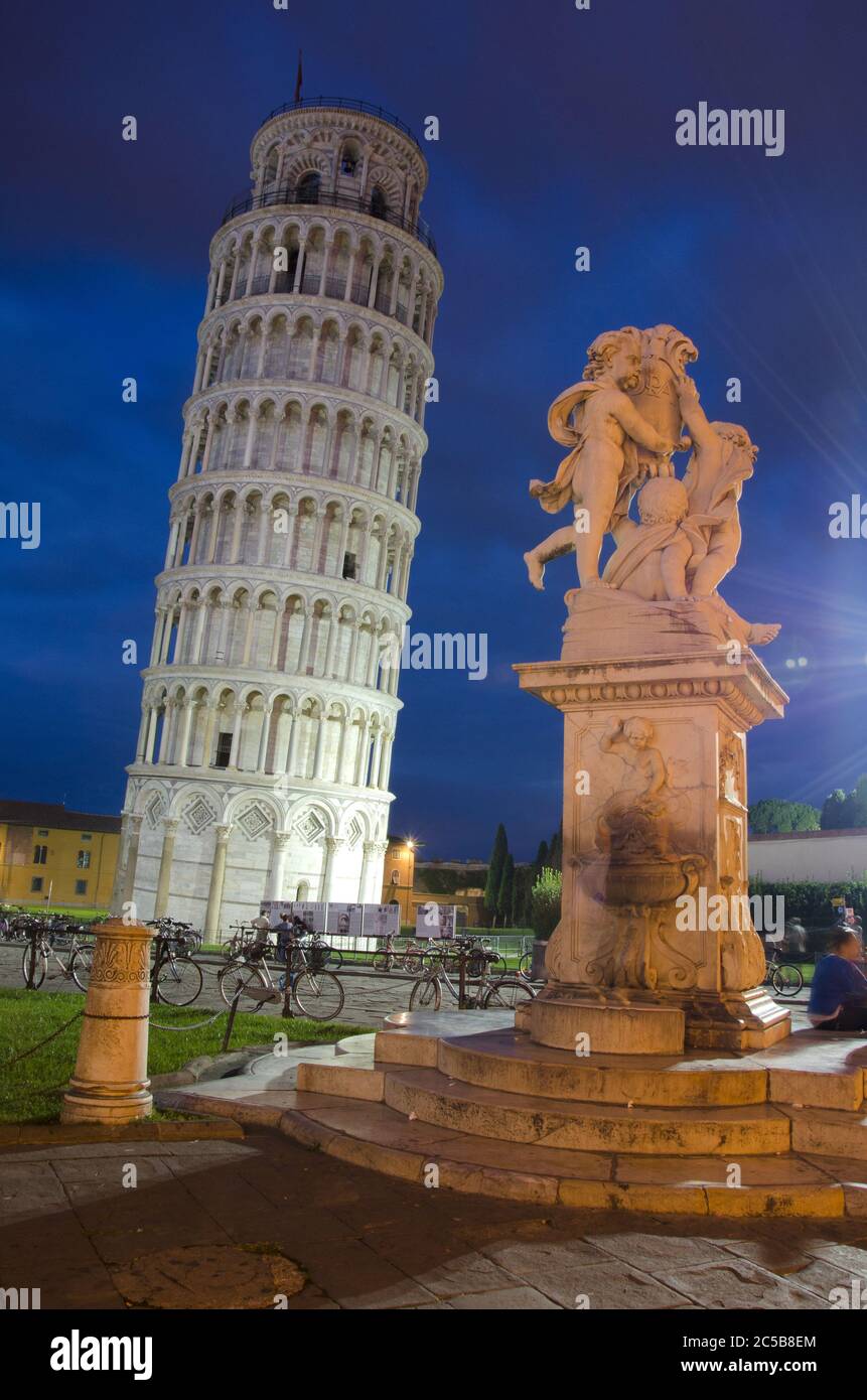 Nachtansicht der Kathedrale von Pisa (Duomo di Pisa) mit dem Schiefen Turm von Pisa (Torre di Pisa) auf der Piazza dei Miracoli in Pisa, Toskana, Italien Stockfoto