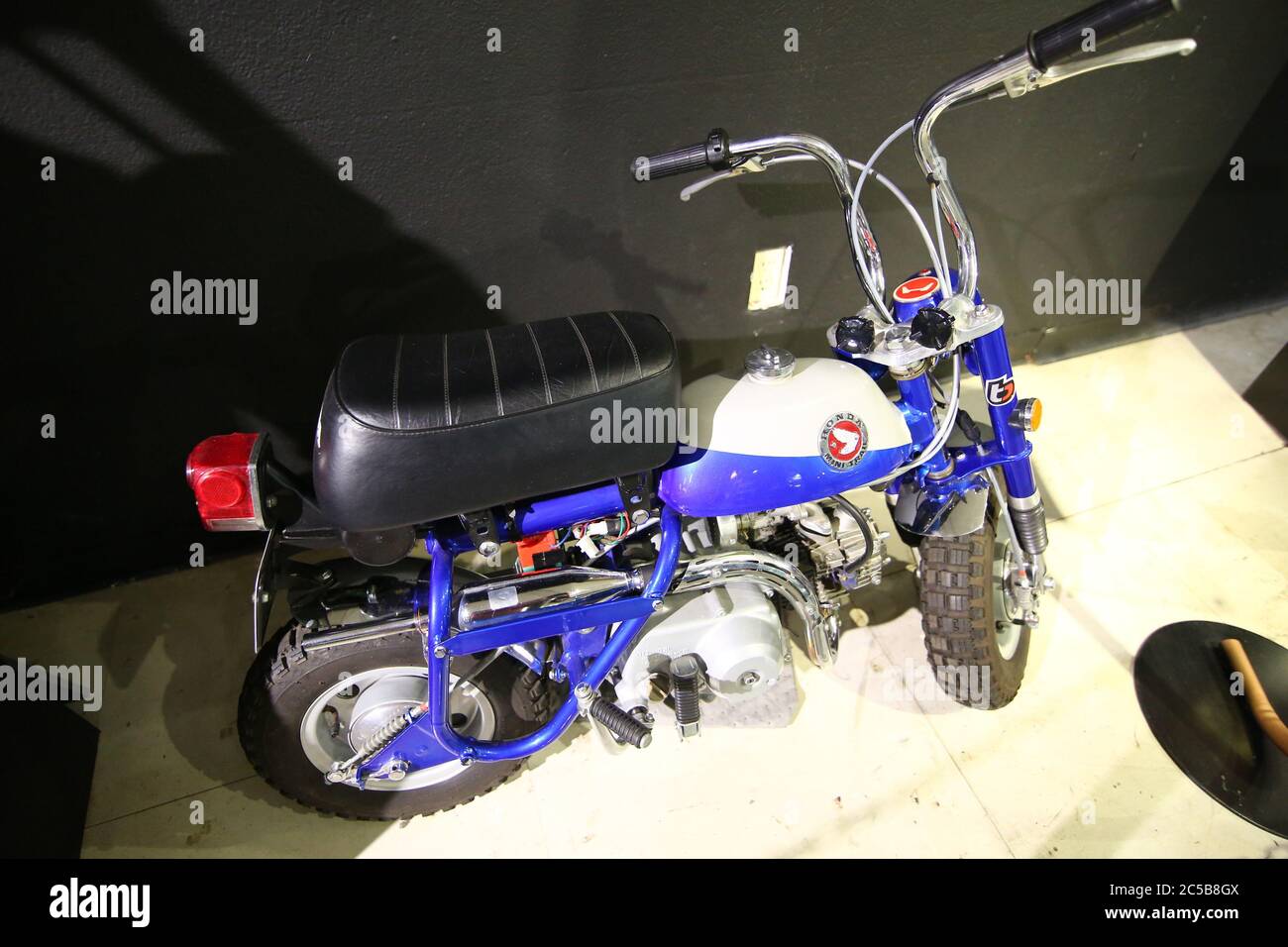 Honda Mini-Fahrrad oder „Monkey Bike“ im San Diego Automotive Museum. Stockfoto