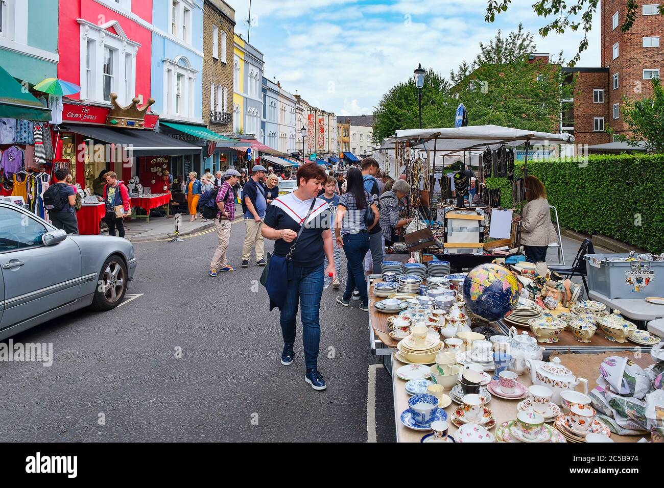 Antiquitäten zum Verkauf auf dem berühmten Portobello Road Street Market in London Stockfoto