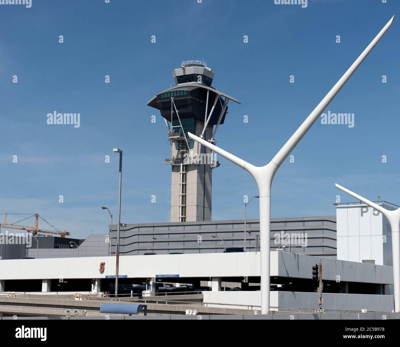 Los Angeles, CA/USA - 26. Juni 2020: Der alte Kontrollturm am Los Angeles International Airport Stockfoto