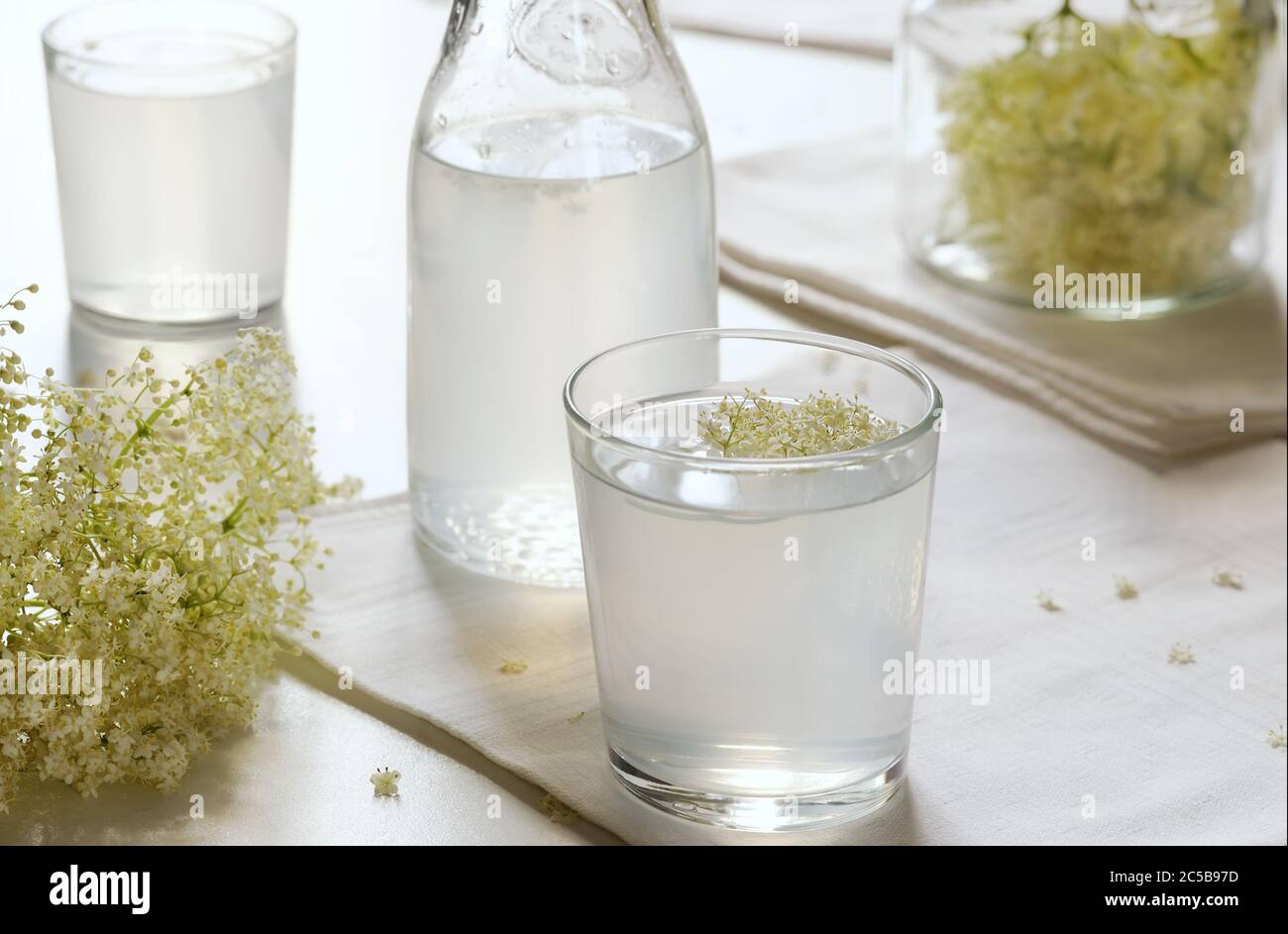 Erfrischendes gesundes Sommergetränk mit Holunderblüten Syrop und Zitrone.Horizontale Ausrichtung. Stockfoto