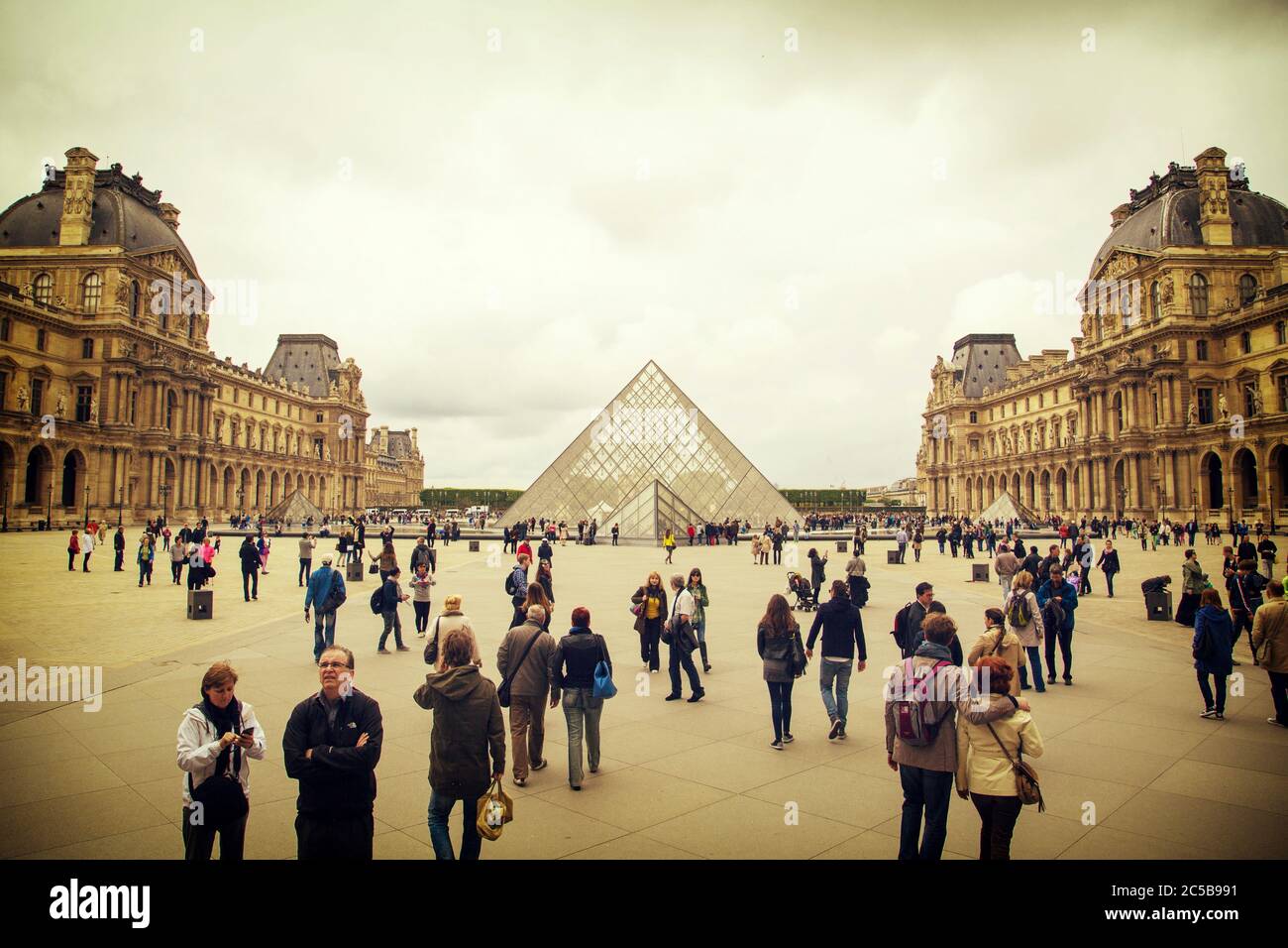 Die Fassade des Louvre Museums in Paris, 1. Frankreich. Stockfoto