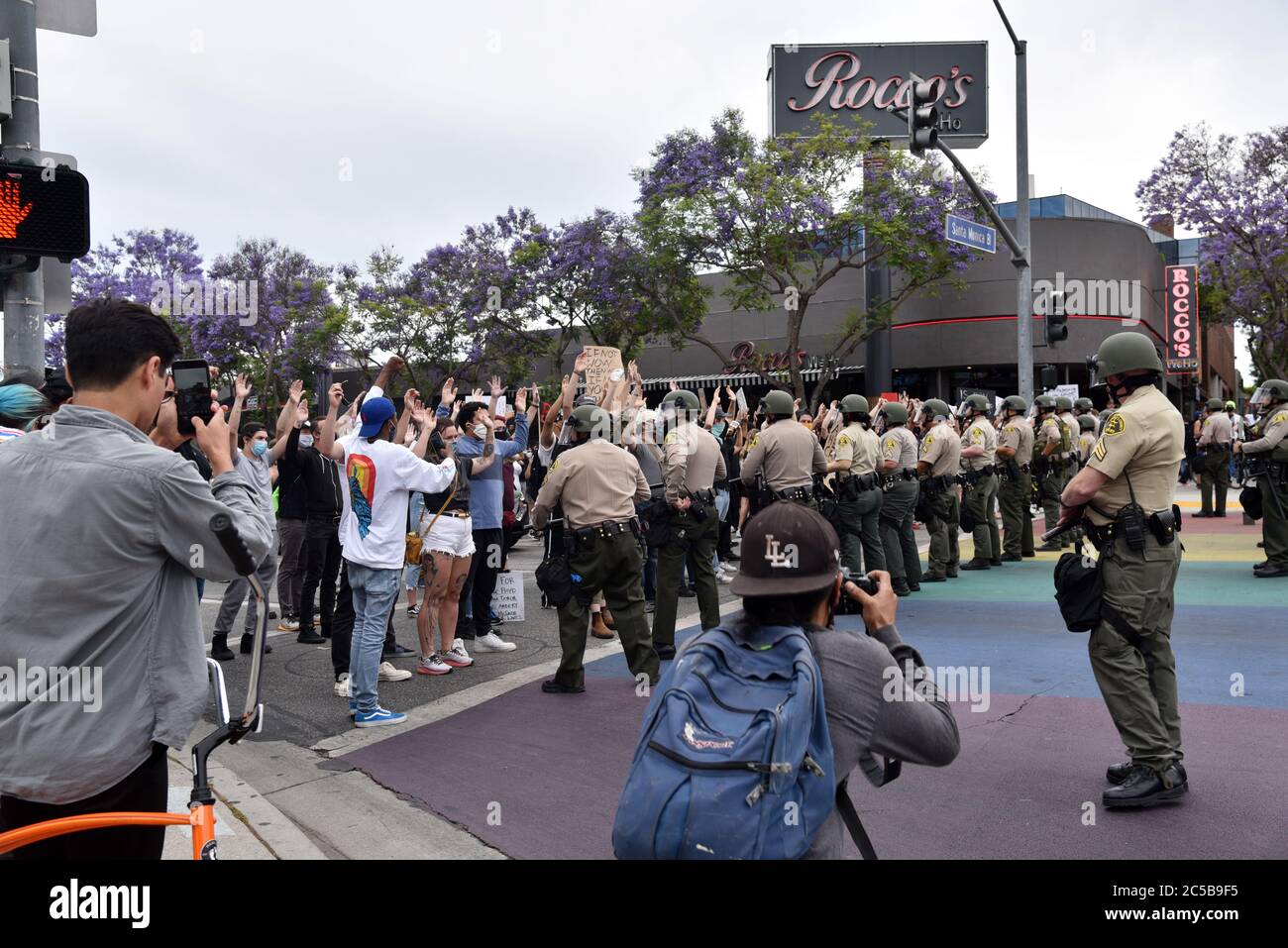 West Hollywood, CA/USA - 29. Mai 2020: Schwarze Leben sind wichtig Demonstranten in den Händen schießen nicht gegen eine Mauer der Polizei auf San Vicente und Sant Pose Stockfoto