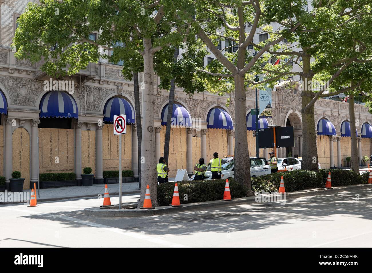 Beverly Hills, CA/USA - 4. Juni 2020: Das berühmte Beverly Wilshire Hotel ist nach Protesten und Plünderungen von Black Lives Matter in den Boarding-Bereich eingestiegen Stockfoto