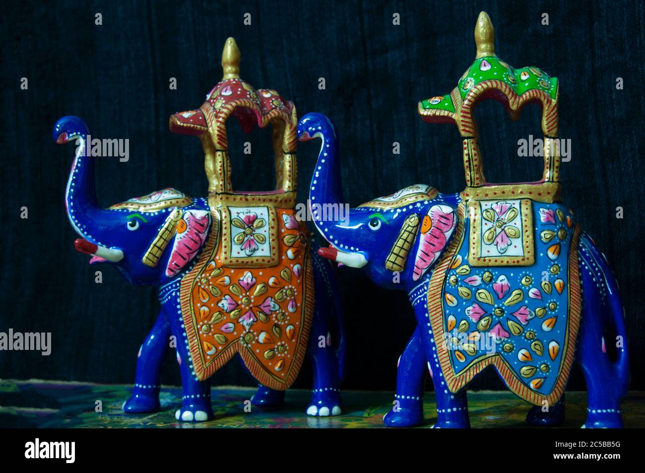 Rajasthani Handwerk Handarbeit schwere Arbeit Ambabari Elefant Sawari von König Glücklichen Charm Multi-Farbe mit sauberen Finish Stockfoto