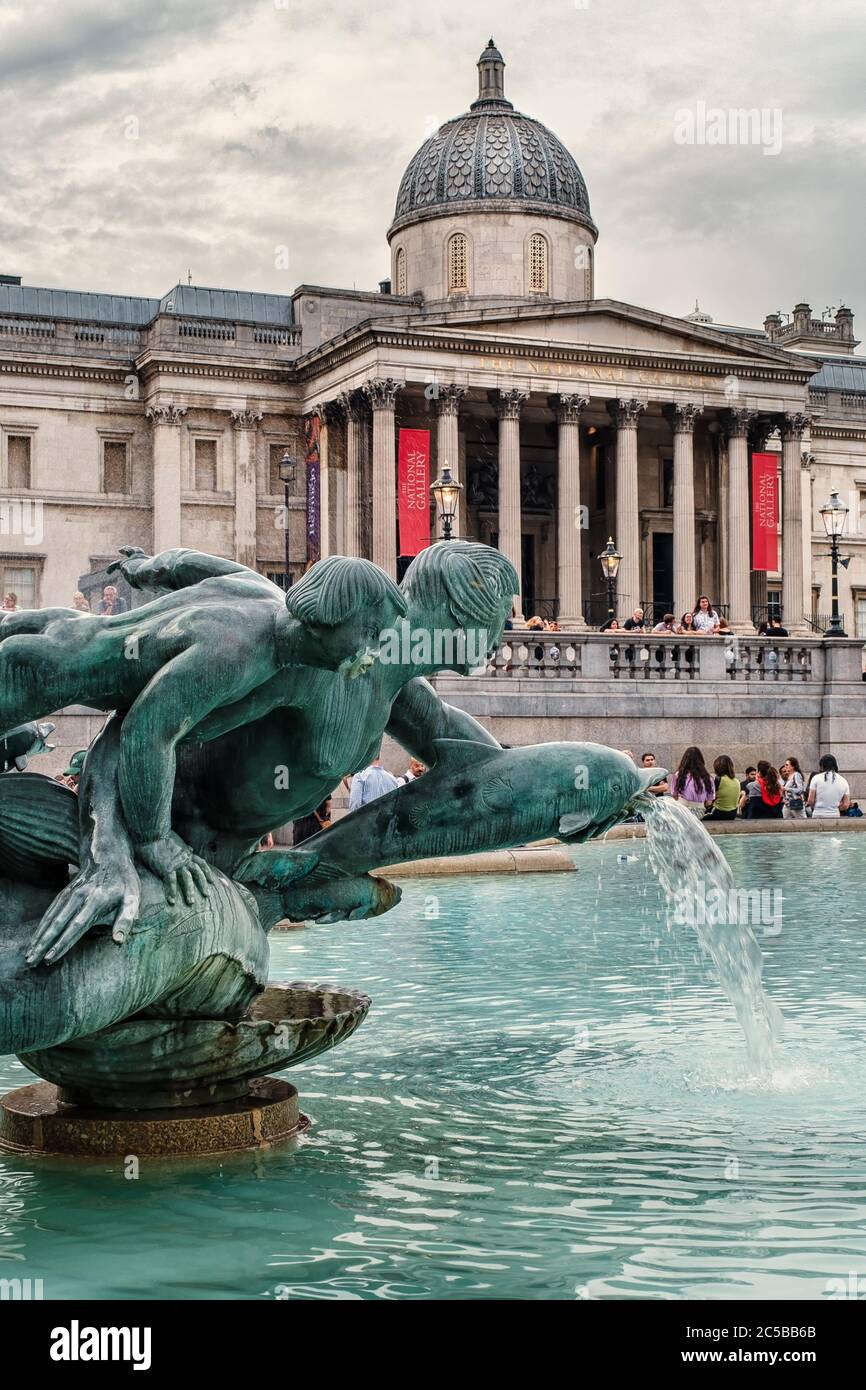 Trafalgar Square und die National Gallery in London an einem typischen bewölkten Tag Stockfoto