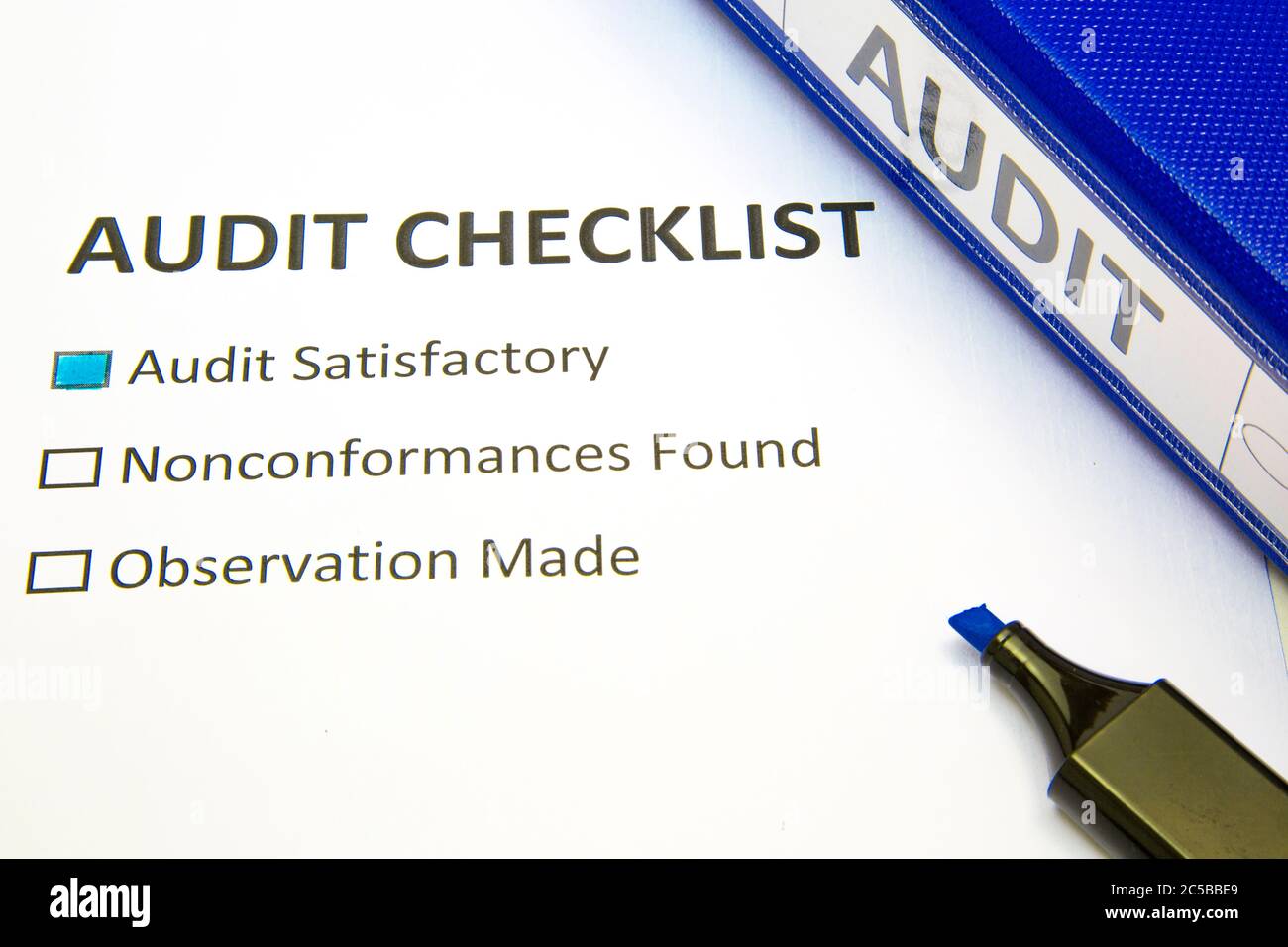 Prüfliste, mit Häkchen gegen „Audit zufriedenstellend“, Stockfoto