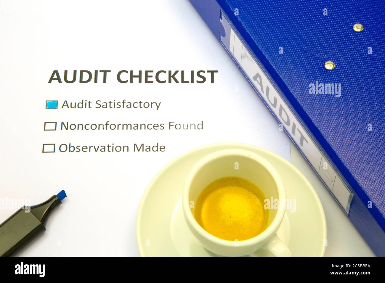Prüfliste, mit Häkchen gegen „Audit zufriedenstellend“, Stockfoto