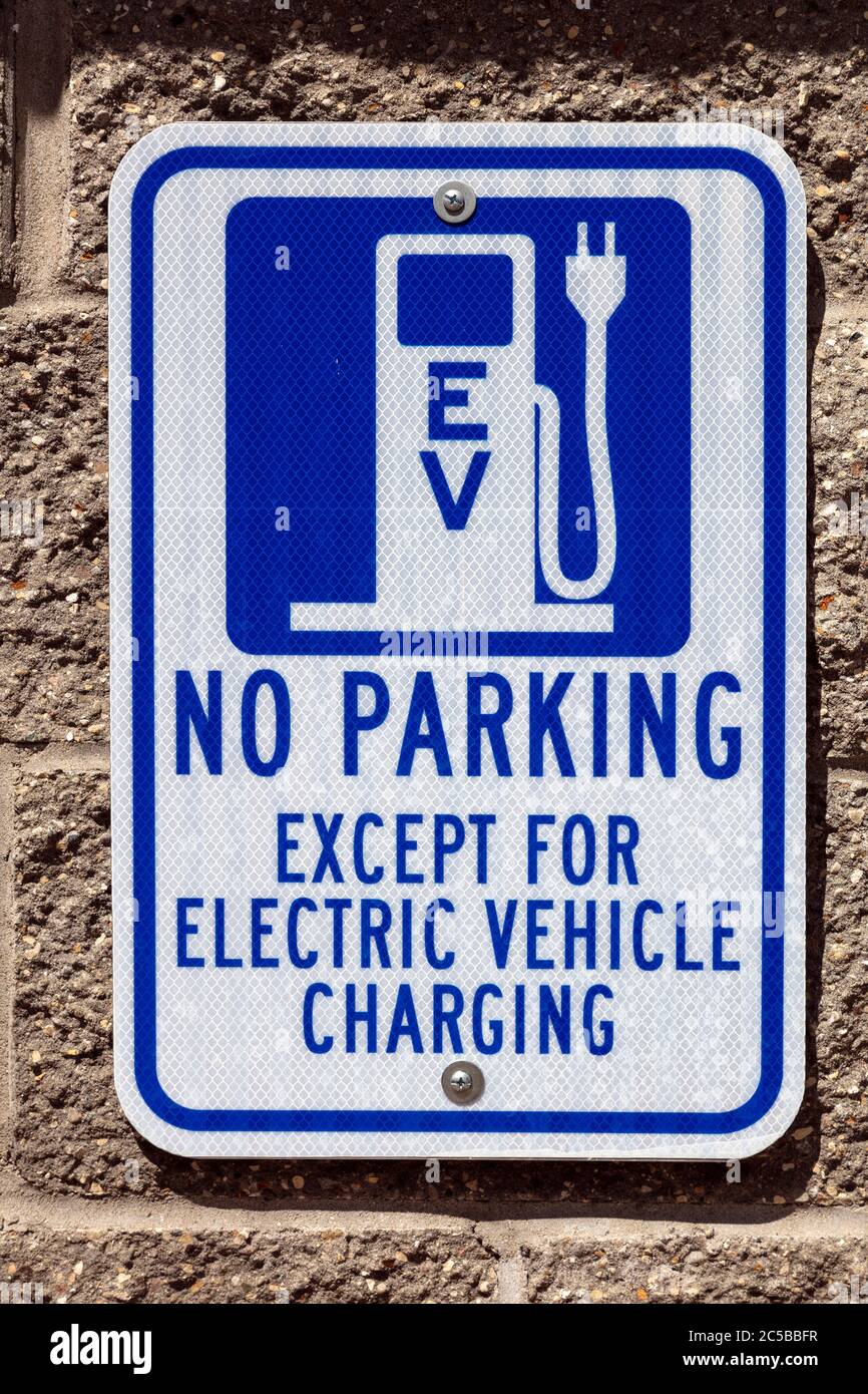 Schild, Ladestation für Elektrofahrzeuge, Southwestern Michigan, USA, von James D. Coppinger/Dembinsky Photo Assoc Stockfoto