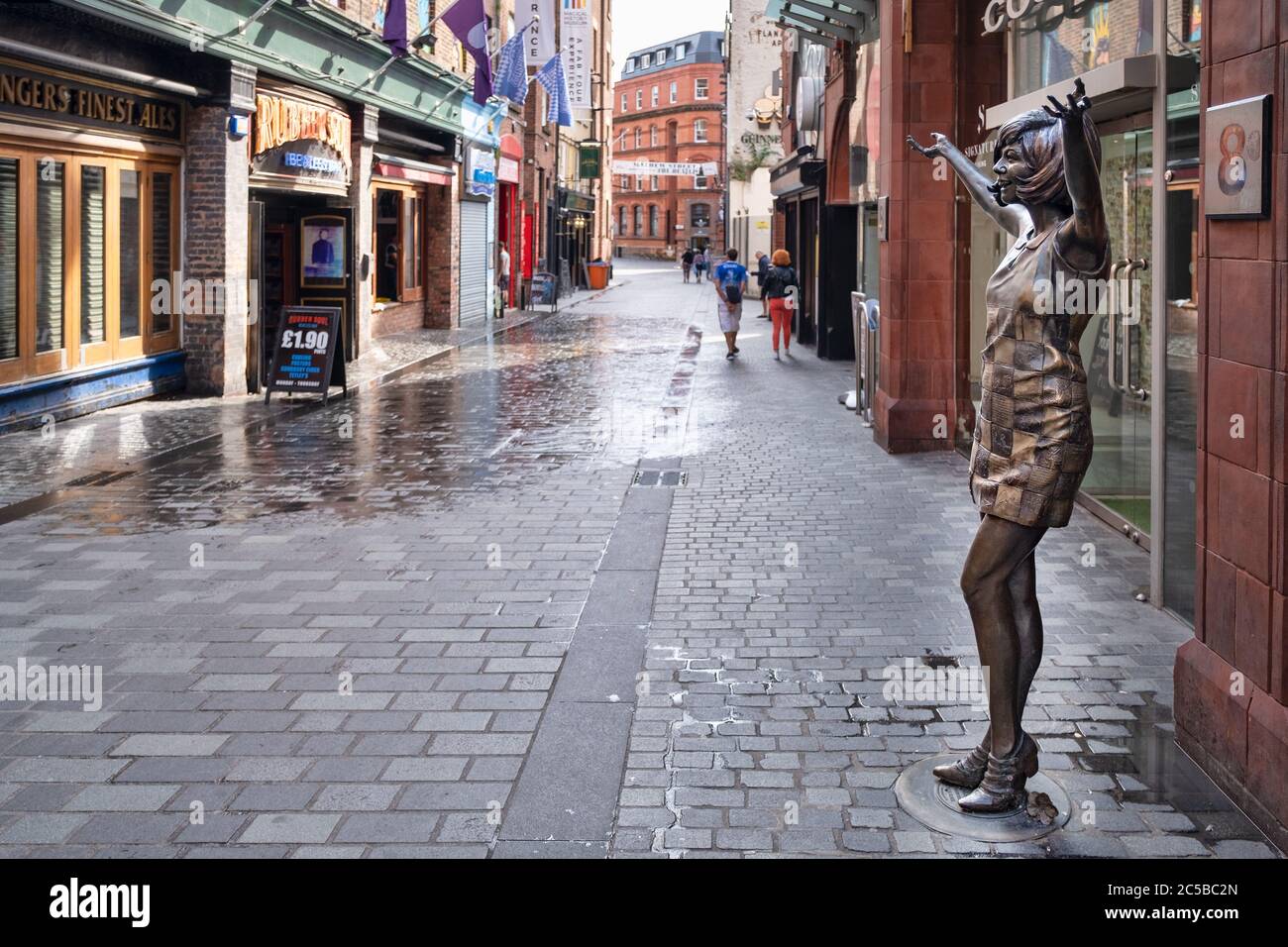 Blick auf die Mathew Street in Liverpool mit der Statue der Cilla Black neben dem berühmten Cavern Club Stockfoto