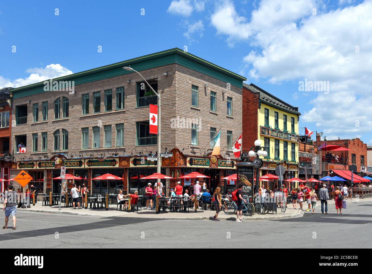 Ottawa, Kanada - 1. Juli 2020: Mit dem Canada Day Feiern abgesagt wegen der Covid-19 Pandemie ist die Innenstadt viel weniger überfüllt mit Menschen nur erlaubt, auf Outdoor Terrassen, wie diese auf Clarence Street zu essen. Stockfoto