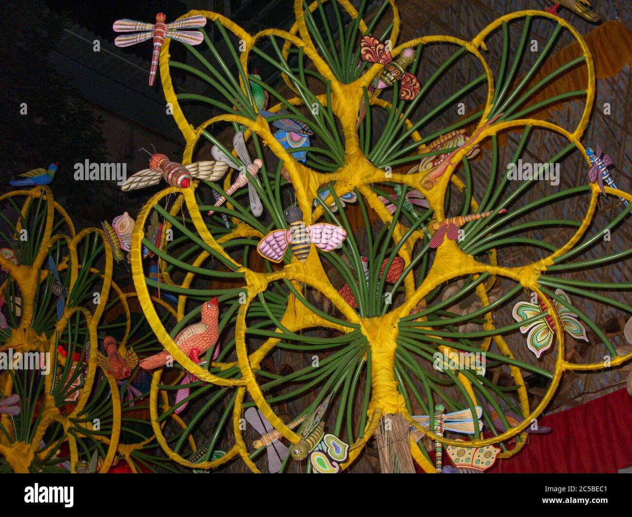 Bambus gemacht Baum mit Ton gemacht Schmetterling, Biene, Vogel und Libelle von santal oder santhal Stamm von bengalen verziert Stockfoto