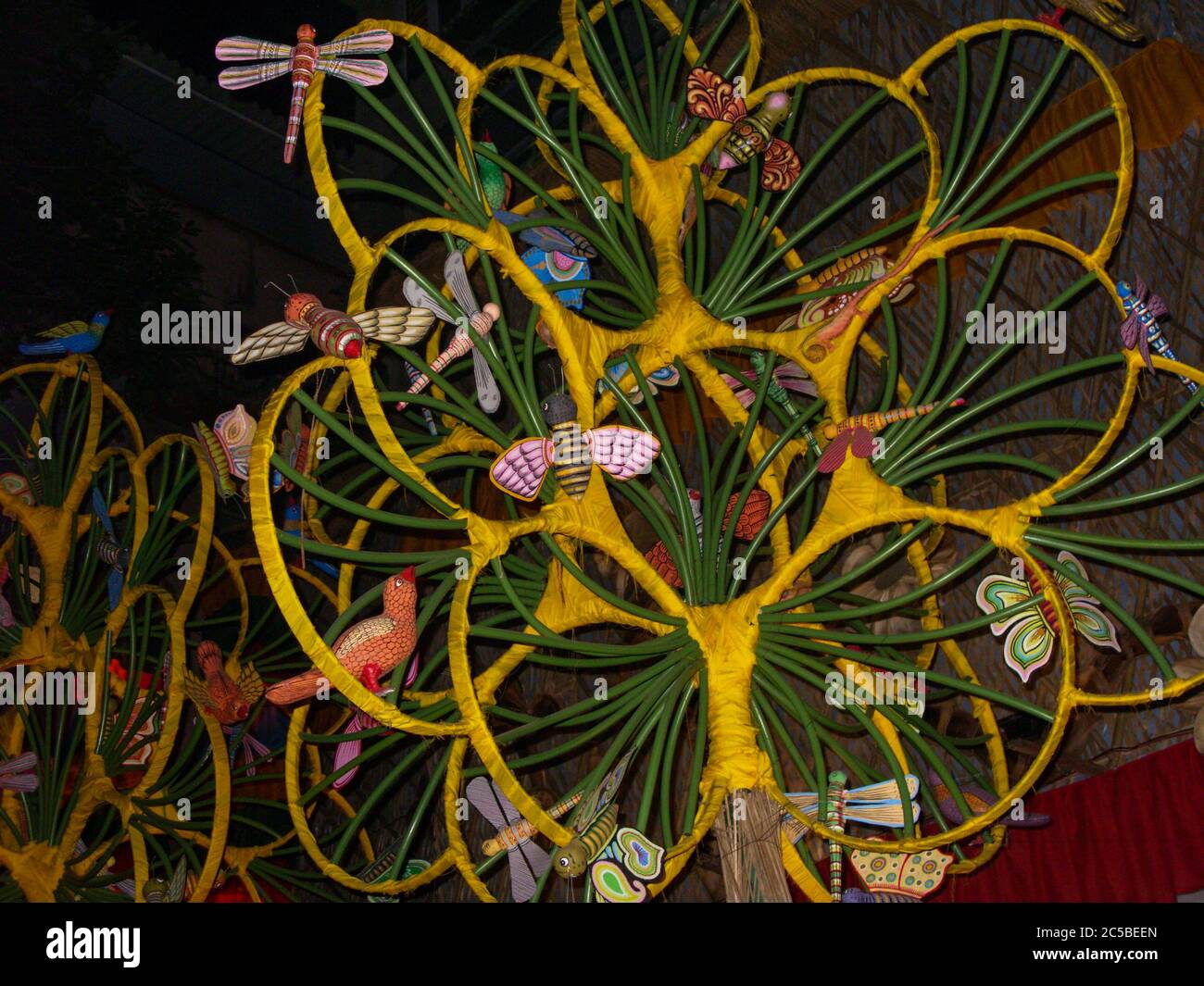 Bambus gemacht Baum mit Ton gemacht Schmetterling, Biene, Vogel und Libelle von santal oder santhal Stamm von bengalen verziert Stockfoto