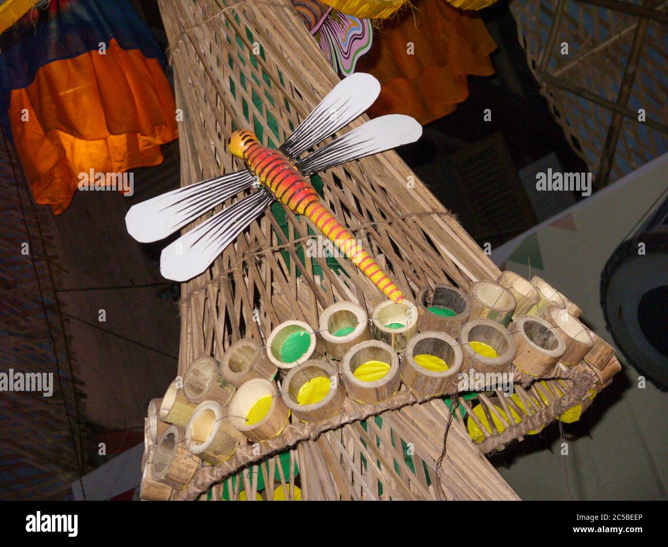 Bambus gemacht Korb mit Ton aus Libelle von santal oder santhal Stamm von bengalen verziert Stockfoto