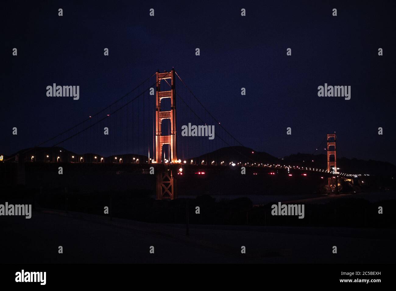 Golden Gate Bridge in der Abenddämmerung von Fort Bragg mit Marin Headlands im Hintergrund Stockfoto