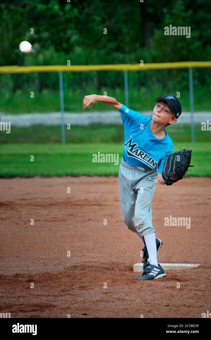 Baseball kleine Liga Pitcher werfen einen Baseball Stockfoto
