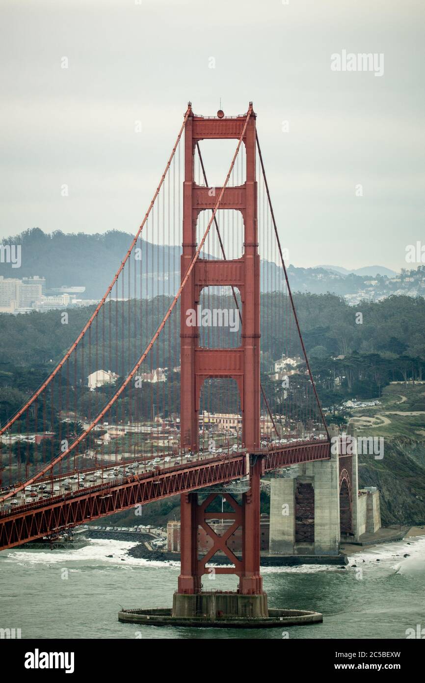 Südliche Ende der Golden Gate Bridge, PG&E Tower und Fort Winfield Scott an einem grauen Tag im Januar. Aus Battery Spencer. Stockfoto