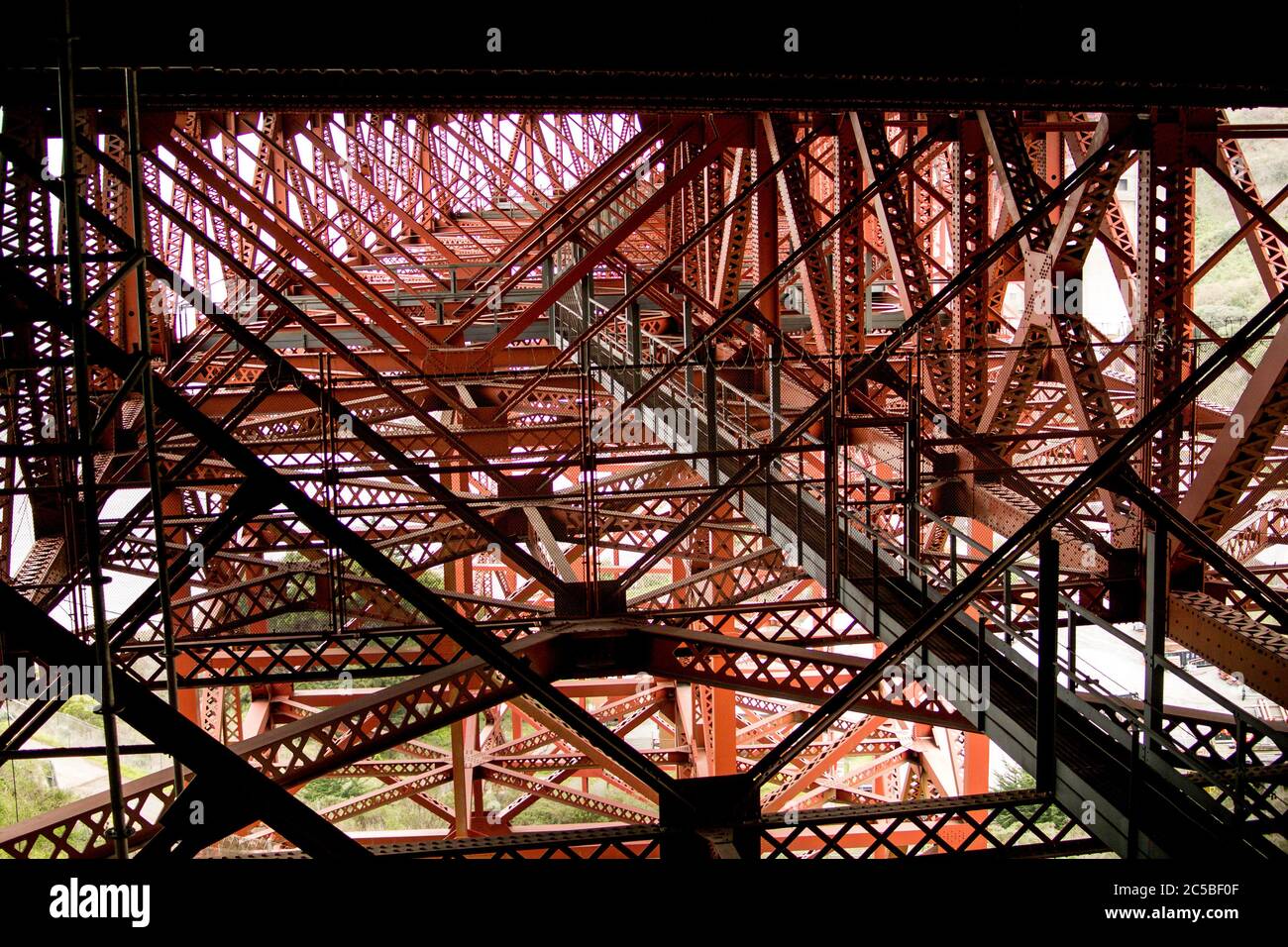 Unterkonstruktion der Golden Gate Bridge. Unterhalb des Straßenbeckes über dem Nordviadukt in Marin. Stockfoto