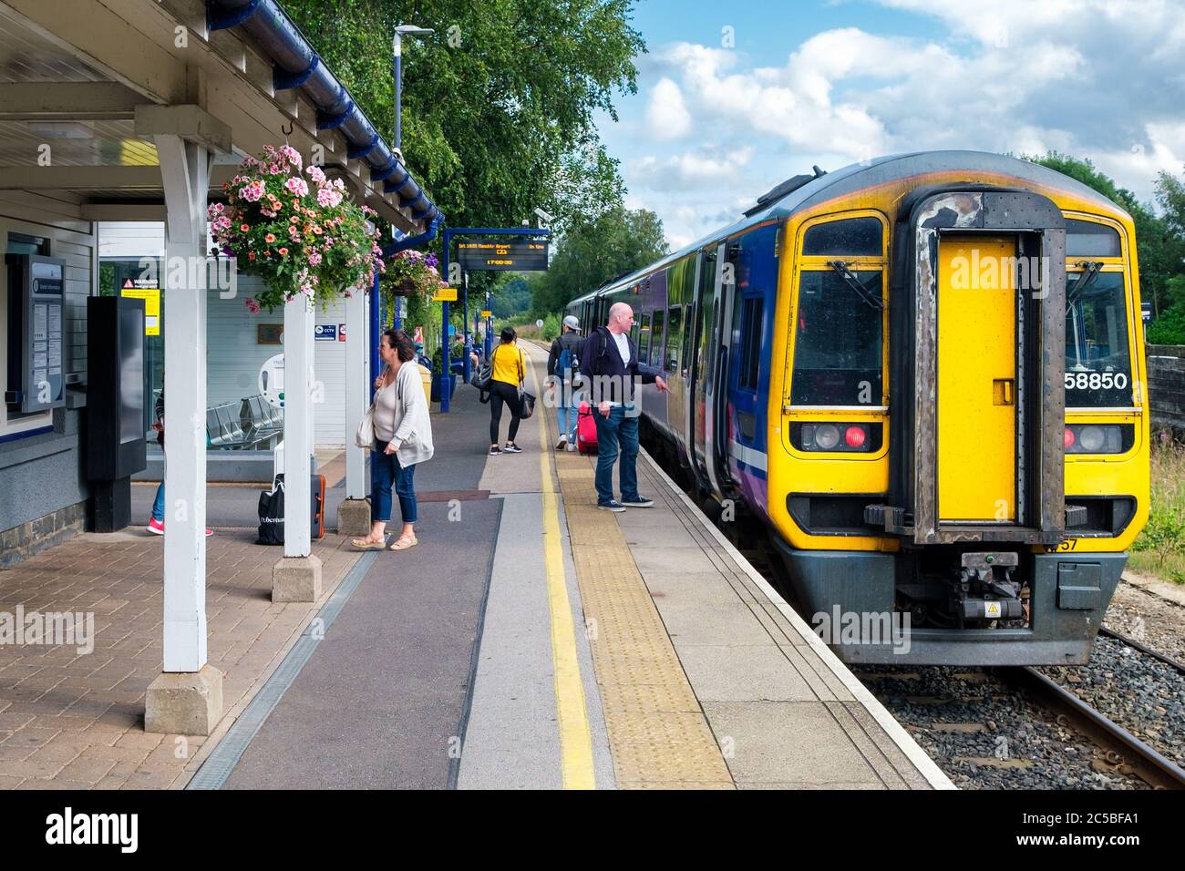 Ein Zug kommt am Bahnhof Windermere am Lake District an, einem der beliebtesten Urlaubsziele in Großbritannien Stockfoto