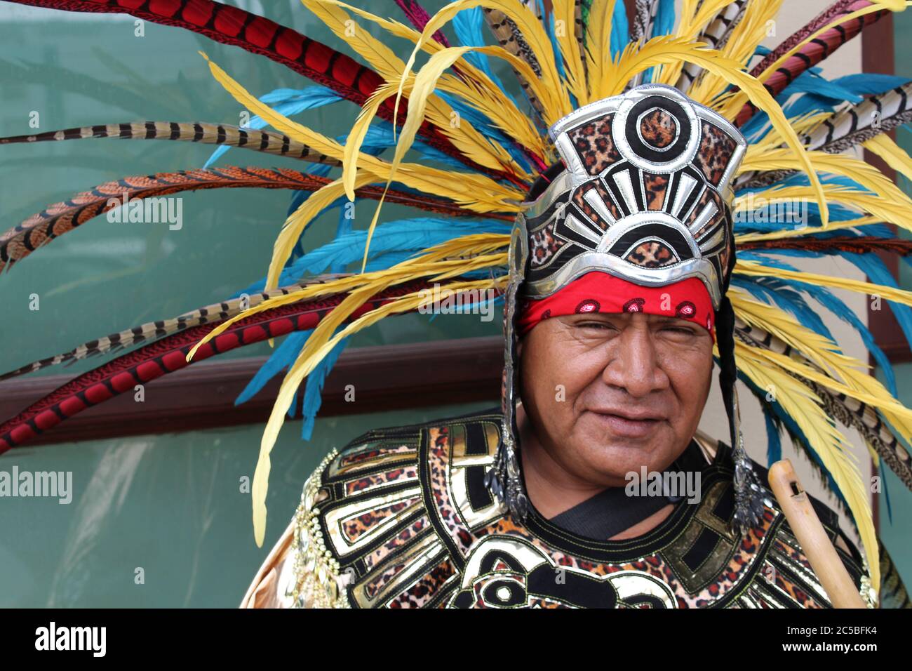 Tijuana Baja California Norte Mexiko August/05/2016 Mexikanischer indigener Mann mit aztekischer Kriegerplume Stockfoto