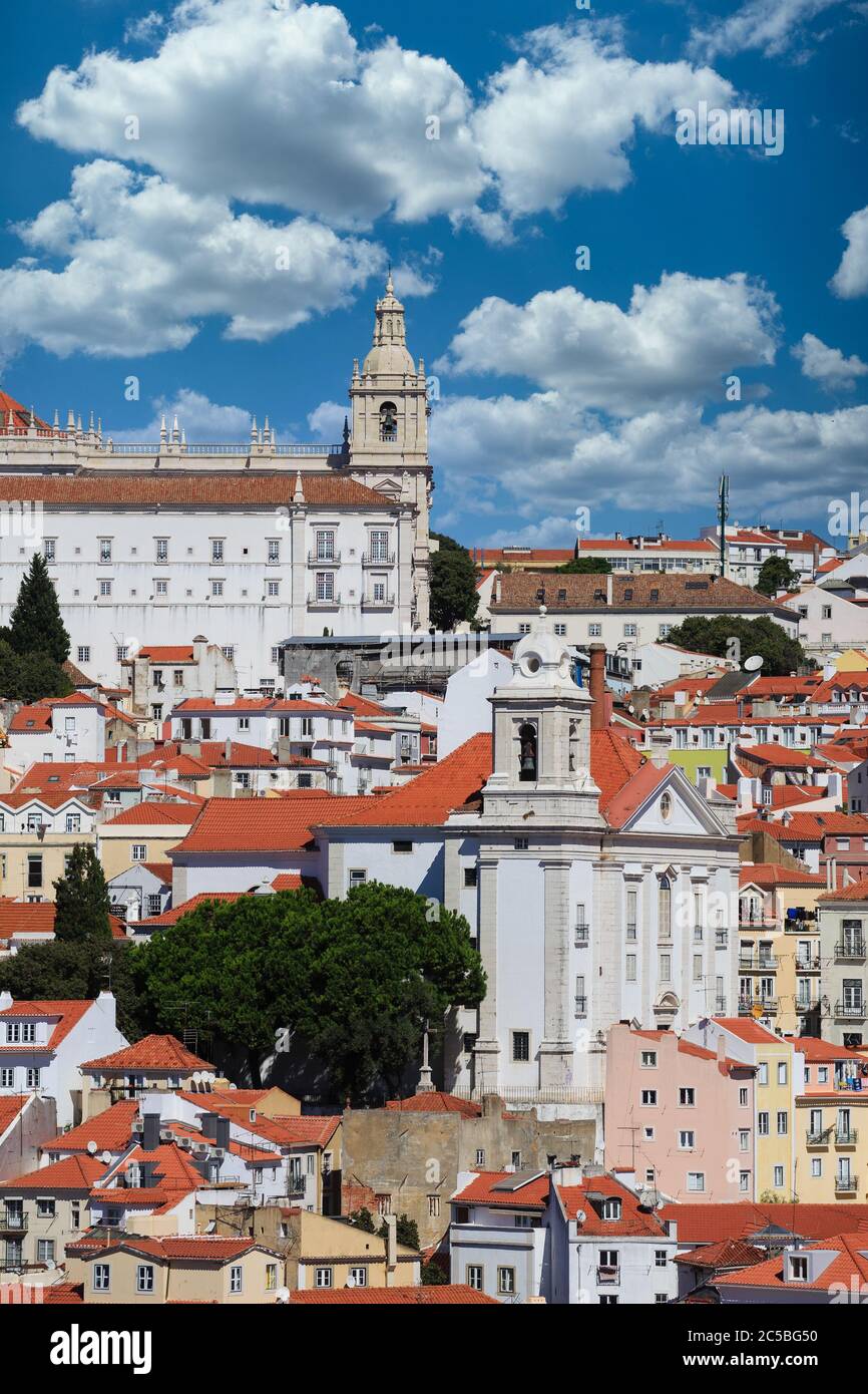 Kirche auf dem Gipfel des Lissabonner Hügels Stockfoto