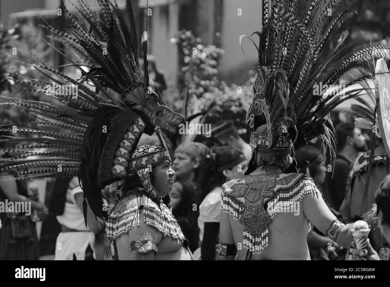 MEXIKO STADT, MEXIKO - September / 22 / 2018 indigene Männer als azteken Krieger gekleidet Stockfoto