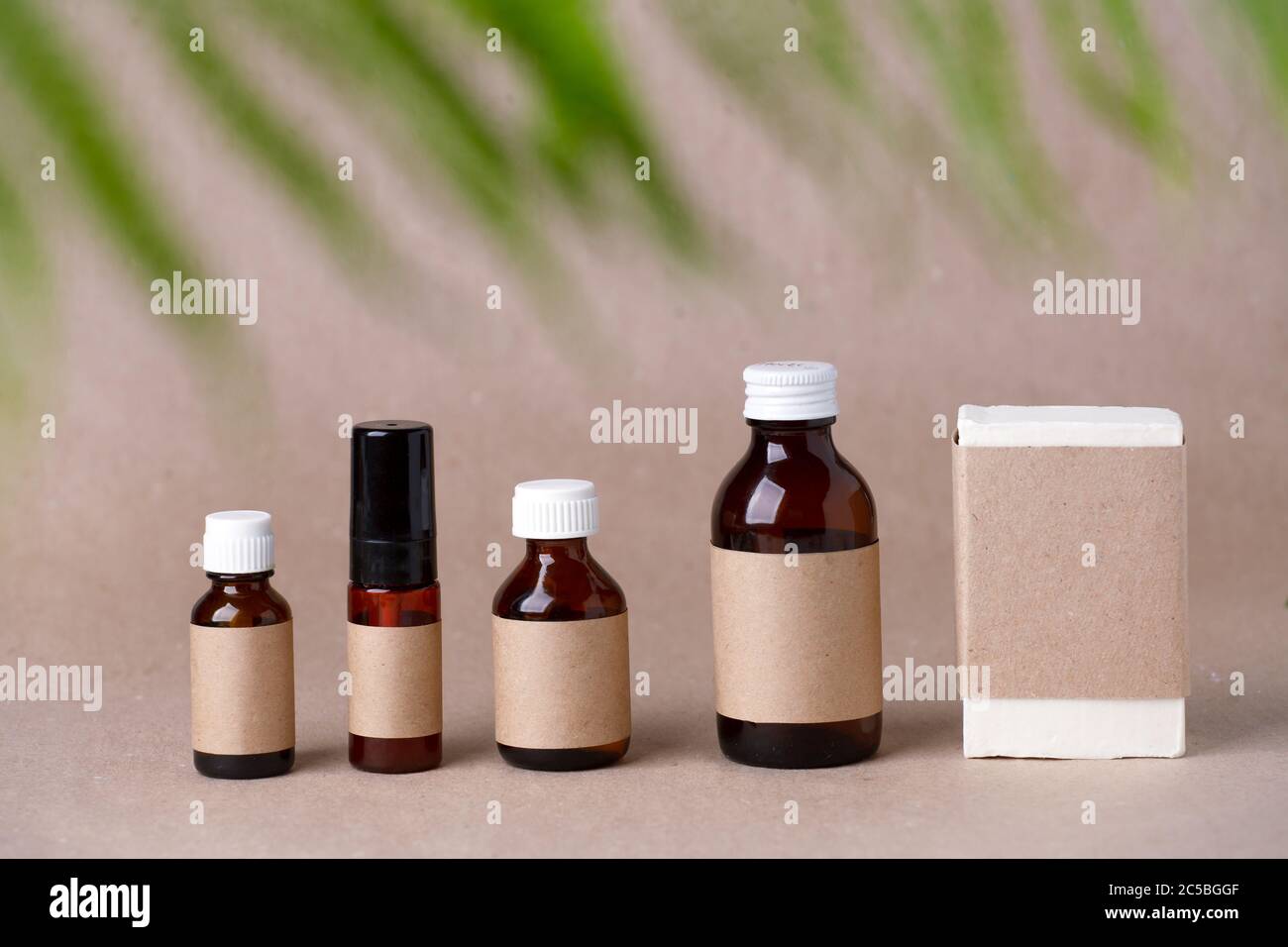Leere Bernstein Glas ätherisches Öl Flaschen mit Tropf mit Handwerk Paket. Natürliche Bio-Kosmetik-Paket mockup. Alternative Medizin, pflanzliche Essenc Stockfoto