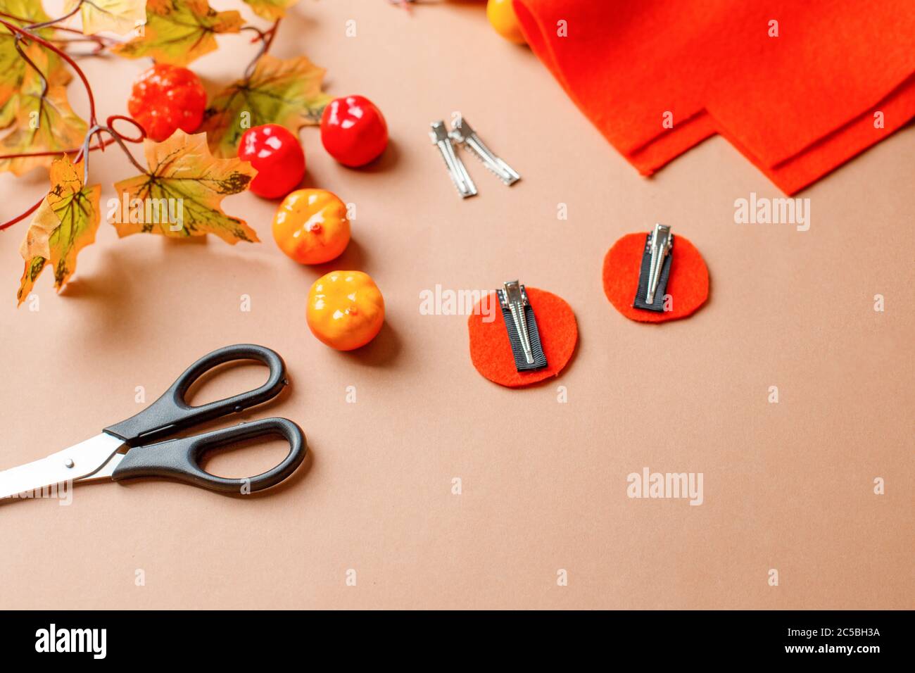 EINFACHE DIY Bogen Haarnadel aus Herbst saisonalen Dekor. Kreativität. Kreativität der Kinder. Filz, Schere, dekorative Früchte und Blätter. Handgefertigtes f Stockfoto