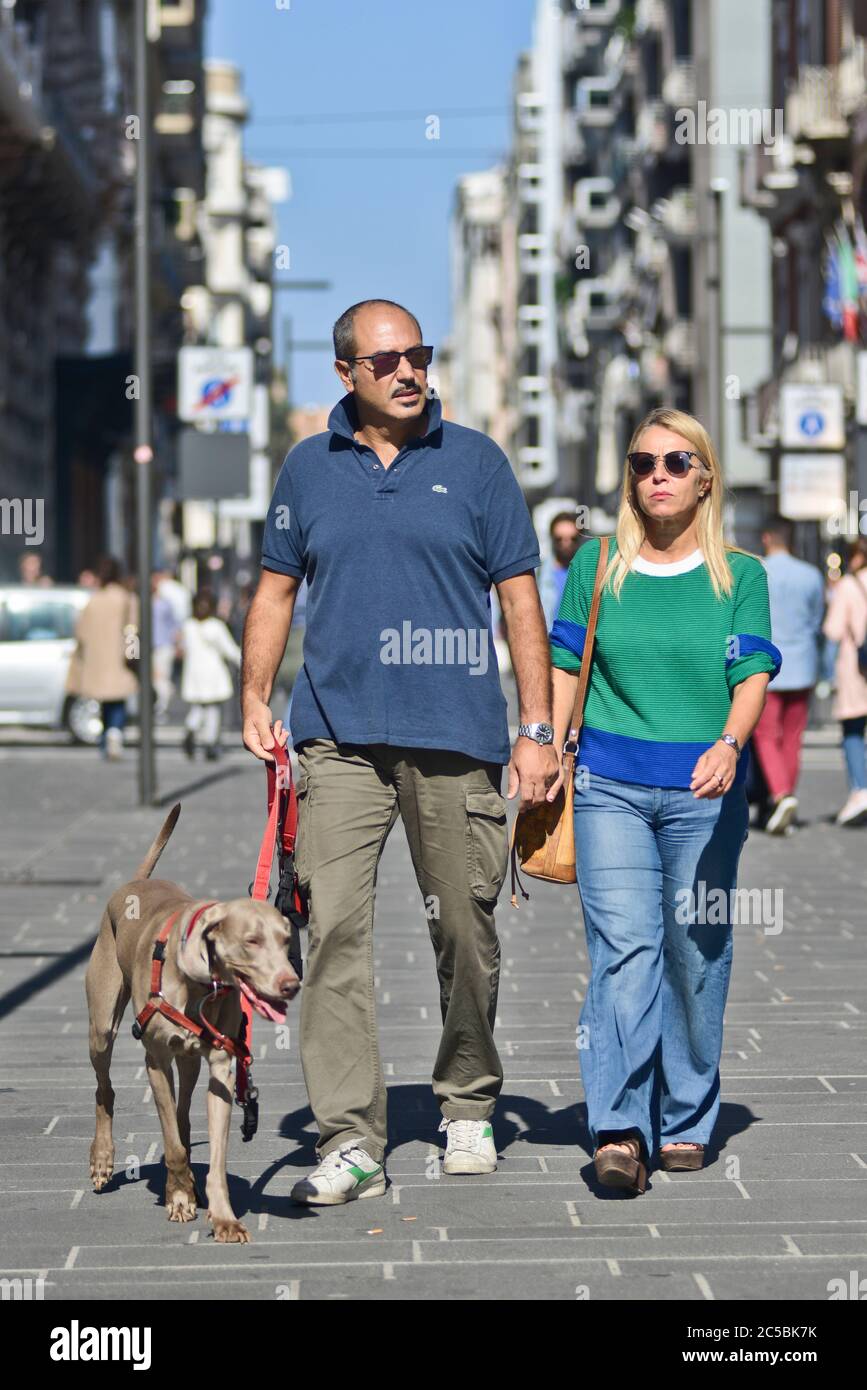 Das italienische Paar läuft mit seinem Weimaraner Hund in der Via Sparano da Bari. Bari, Italien Stockfoto