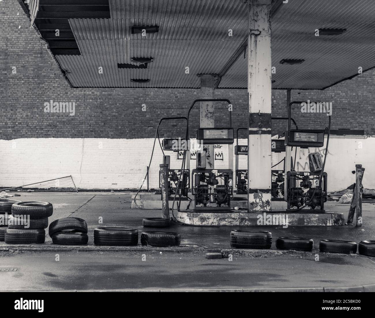 Industriegebiete, verlassen, heruntergekommen, hässlich schön, vernachlässigte Tankstelle, alte Gebäude, vernachlässigte Straßen, Industrie, Tankstelle, Benzin, ruiniert Stockfoto