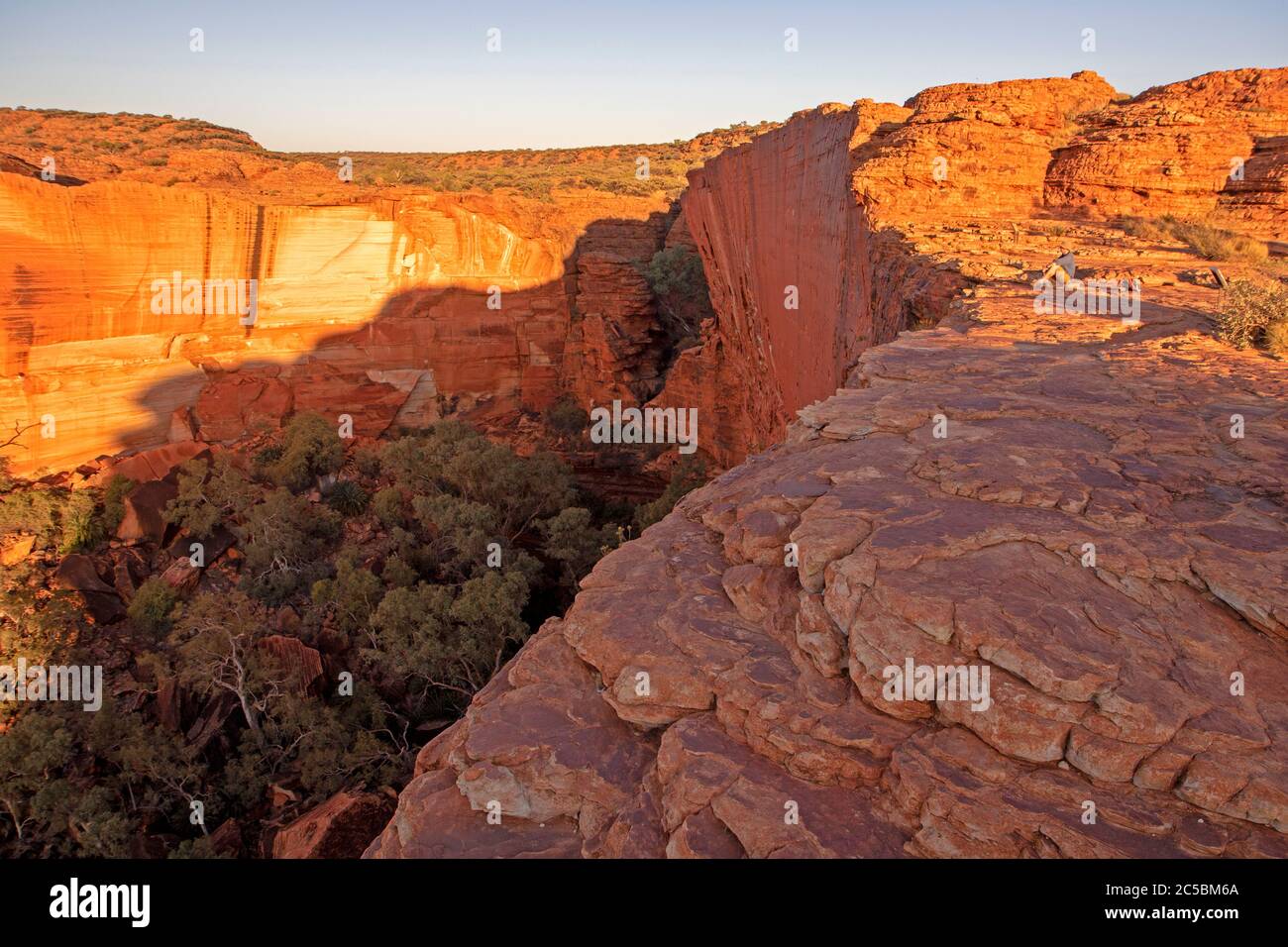 Mann, der am Rande des Kings Canyon sitzt Stockfoto