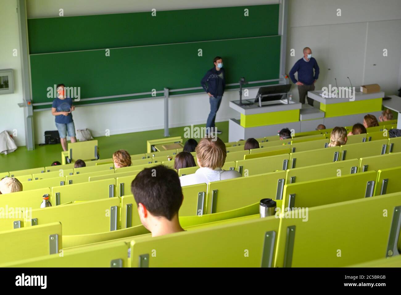 Kassel, Deutschland. Juli 2020. Studierende der Wirtschaftswissenschaften und der Betriebswirtschaftslehre sitzen in einem Hörsaal, halten die Entfernungsregel ein und warten auf den Beginn der Prüfung. Mitte Juli beginnt die Prüfungsphase an den hessischen Hochschulen. Am Ende des Corona-bezogenen digitalen Semesters haben die Universitäten viel zu sehen. Aufgrund der geltenden Entfernungsbestimmungen dürfen in jedem Raum nur wenige Plätze belegt sein. (An BLICKPUNKT HESSEN 'wie Hochschulen Prüfungen unter corona-Bedingungen organisieren') Quelle: Uwe Zucchi/dpa/Alamy Live News Stockfoto